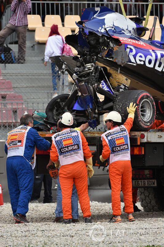 El coche accidentado de Brendon Hartley, Scuderia Toro Rosso STR13 es removido
