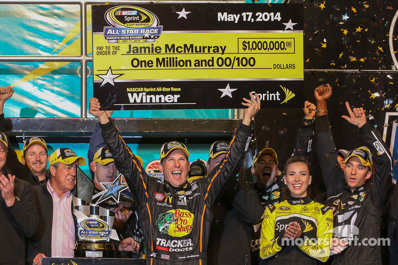 Il vincitore della gara Jamie McMurray, del team Ganassi Racing Chevrolet festeggia