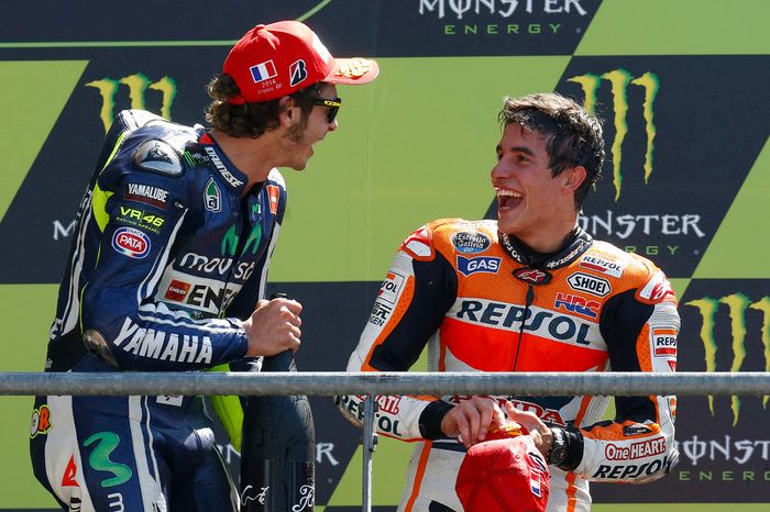 Ganador de la carrera Marc Márquez, del equipo Repsol Honda, el segundo lugar Valentino Rossi, Yamaha Factory Racing
