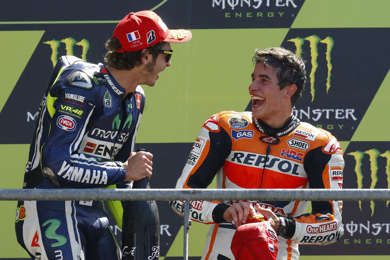 Ganador de la carrera Marc Márquez, del equipo Repsol Honda, el segundo lugar Valentino Rossi, Yamah