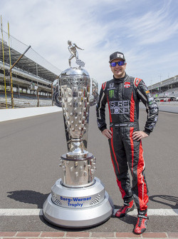 Kurt Busch con el trofeo de Borg-Warner