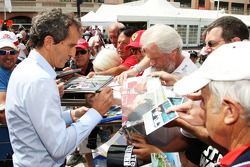Alain Prost, firma de autógrafos para los fans