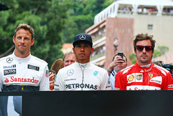 (Esquerda para direita): Jenson Button, McLaren, Lewis Hamilton, Mercedes AMG F1, e Fernando Alonso, Ferrari, homenageando Sir Jack Brabham, no grid