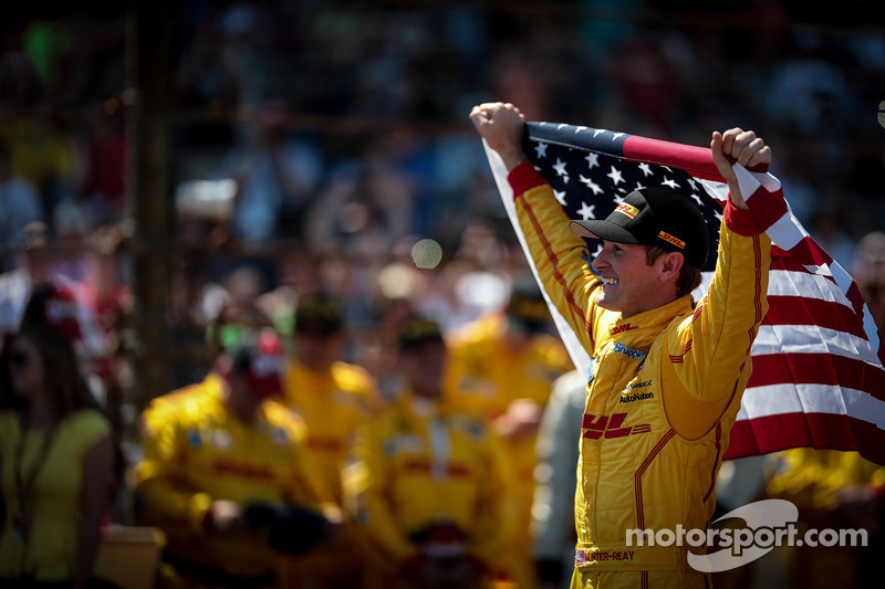 Ryan Hunter-Reay feiert mit der US-Flagge