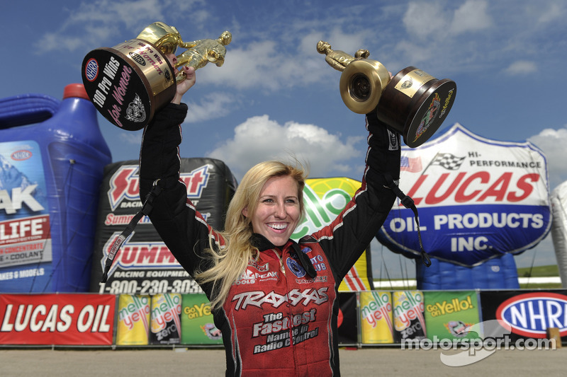 Courtney Force ve kadınlarda 100. galibiyet kutlaması