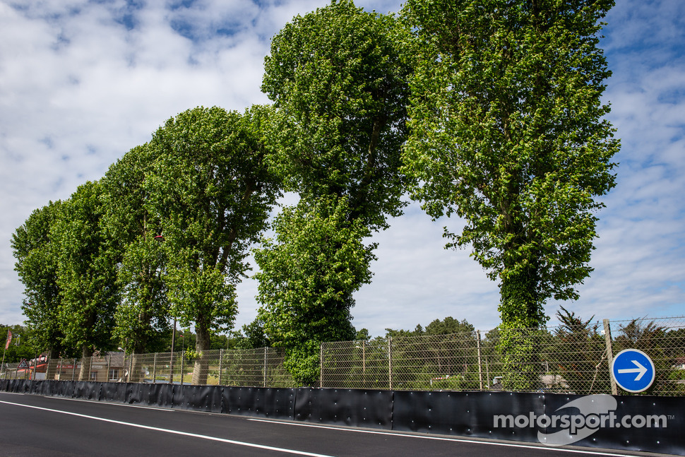 New configuration at Tertre Rouge where Allan Simonsen crashed in 2013: new tire wall, repositioned armco barrier and new surface