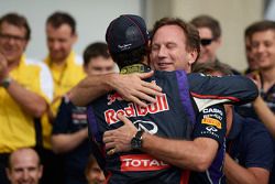 Ganador de la carrera Daniel Ricciardo, Red Bull Racing celebra con Christian Horner, director del e