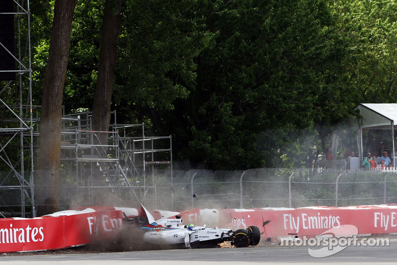 Felipe Massa, Williams FW36 yarışın son turunda kaza yapıyor