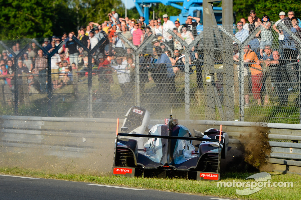 Crash for #1 Audi Sport Team Joest Audi R18 E-Tron Quattro: Lucas Di Grassi, Marc Gene, Tom Kristensen