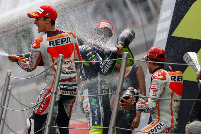 Podio: 1º Marc Márquez, 2º Valentino Rossi, 3º Dani Pedrosa