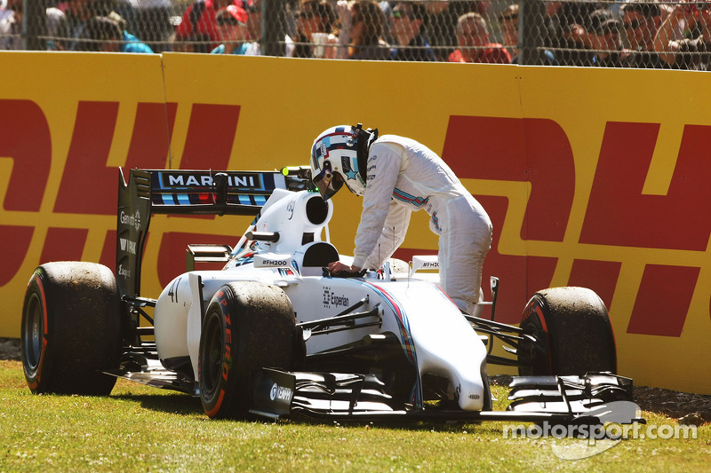 Susie Wolff, pilota collaudatrice Williams FW36 si ferma sul circuito durante la FP1