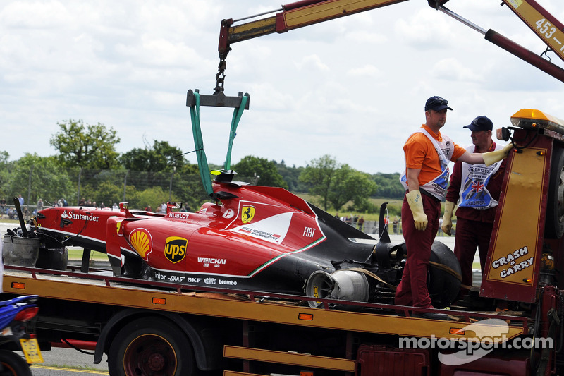El Ferrari F14-T de Räikkönen en la grúa en el GP de Gran Bretaña 2014