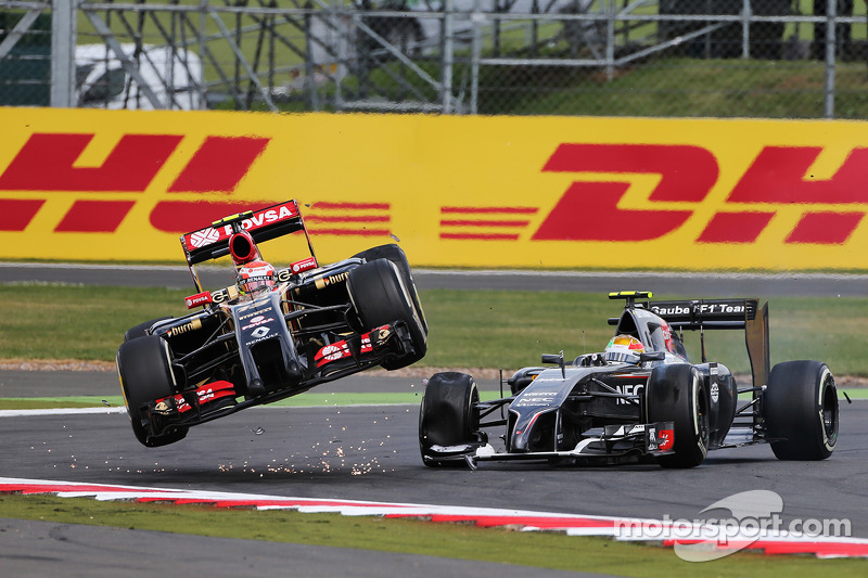 Pastor Maldonado, Lotus F1 E21 es lanzado al aire después de chocar con Esteban Gutiérrez, Sauber C33