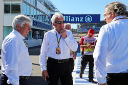 (Da sinistra a destra): Herbie Blash, Delegato FIA con Charlie Whiting, Delegato FIA