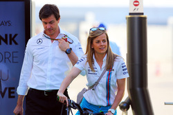 Susie Wolff, Williams, Entwicklungsfahrerin, mit Ehemann Toto Wolff, Mercedes, Motorsportchef