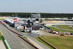 Die Boxengasse und das Fahrerlager in Hockenheim