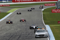 Nico Rosberg, Mercedes AMG F1 W05, leidt achter de FIA Safety Car