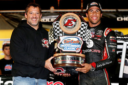 Race winner Darrell Wallace Jr. with Tony Stewart