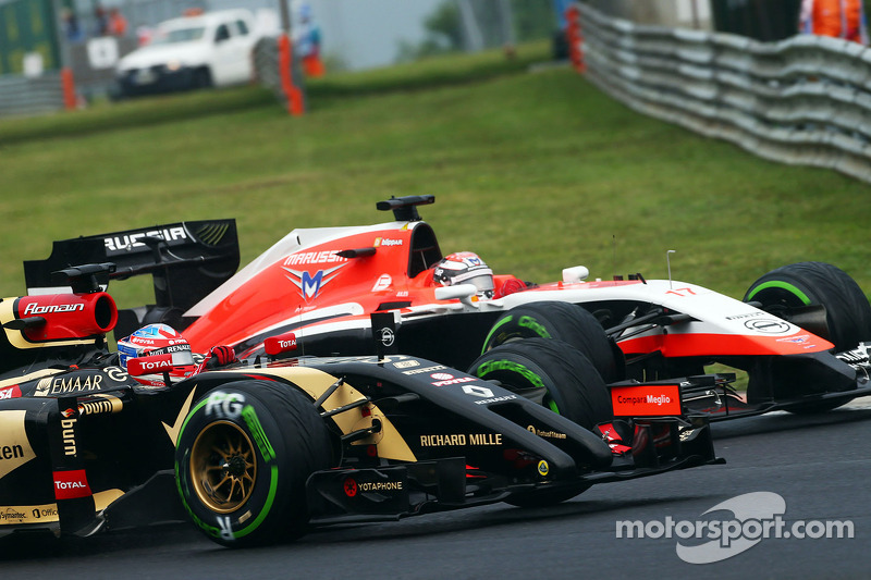 Romain Grosjean, Lotus F1 E22 e Jules Bianchi, Marussia F1 Team MR03 batalham por posição