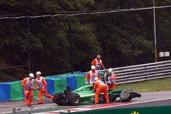 Marcus Ericsson, Caterham CT05, se acidenta e dá o fora da corrida