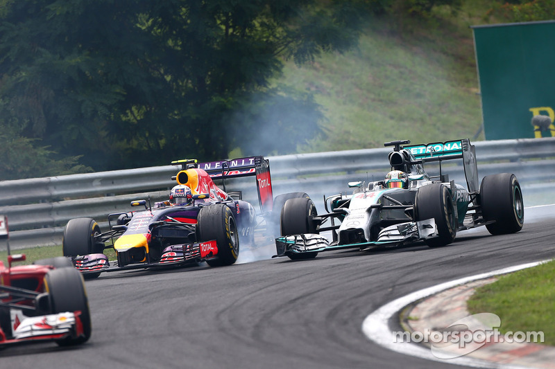 Daniel Ricciardo, Red Bull Racing RB10 e Lewis Hamilton, Mercedes AMG F1 W05