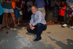 Rusty Wallace posa con una placa conmemorativa