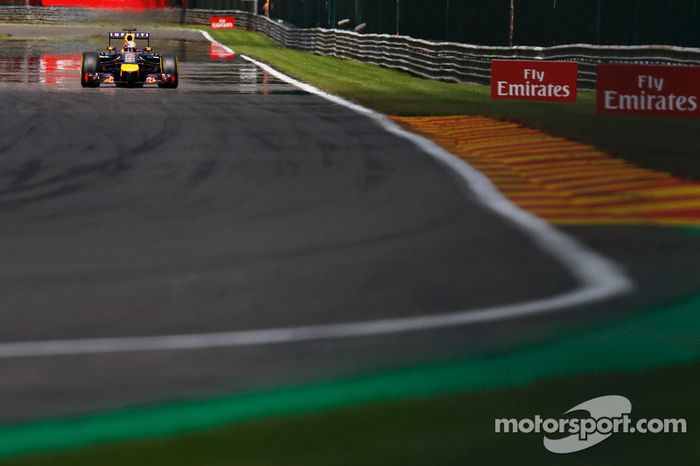 E haja pé embaixo: cerca de 70% da volta é feita com o acelerador cravado. Portanto, a confiabilidade dos motores poderá ter peso importante na prova. 