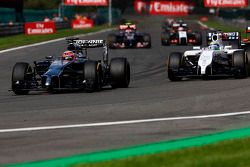 Jenson Button, McLaren MP4-29 y Felipe Massa, Williams FW36 batalla por la posición
