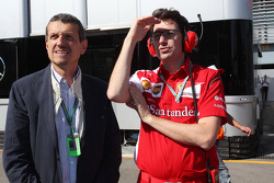 (Esquerda para direita): Guenther Steiner, chefe de equipe da Haas F1, com Mattia Binotto, gerente de motores de corrida da Ferrari
