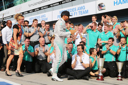 Переможець гонки Льюїс Хемілтон, Mercedes AMG F1 святкує зі своєю мачухою Ліндою Хемілтон, батьком Е