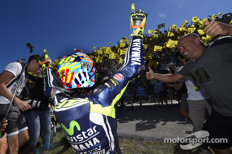 Vencedor da corrida Valentino Rossi celebra com fãs