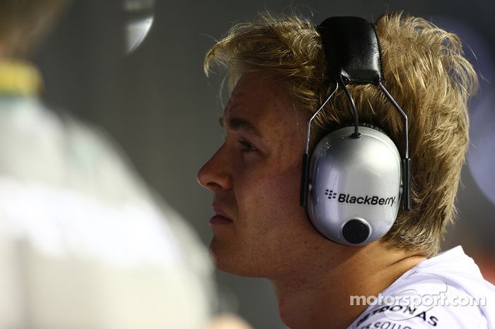 Nico Rosberg, Mercedes AMG F1 W05 observa la carrera desde el pit lane