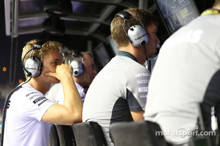 Nico Rosberg, Mercedes AMG F1 W05 observa la carrera desde el pit lane