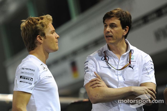 Nico Rosberg, Mercedes AMG F1 con Toto Wolff, Mercedes AMG F1 accionista y Director Ejecutivo