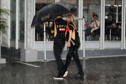 Romain Grosjean dans un paddock pluvieux
