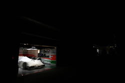 Sahara Force India F1 VJM07, à noite, no box, em condições de parque fechado