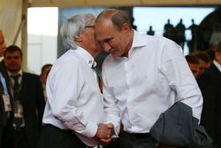 Bernie Ecclestone con Vladimir Putin, presidente de Rusia