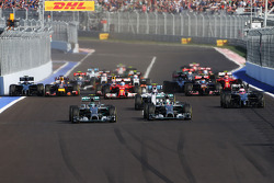 Nico Rosberg, Mercedes AMG F1, and su compañero de equipo, Lewis Hamilton, Mercedes AMG F1 W05, en
