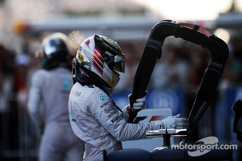 Vencedor da corrida Lewis Hamilton, Mercedes AMG F1 W05 no parc ferme