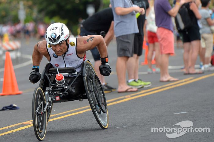 Alex Zanardi compite en el triatlón de larga distancia en Hawaii