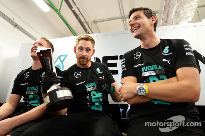 Los miembros del equipo Mercedes AMG F1 celebran el Campeonato de constructores de 2014