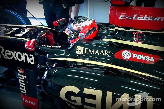 Esteban Ocon en el E22 de Lotus F1 Team en el circuito Yas Marina