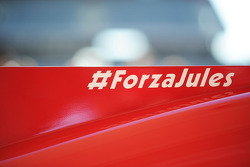 Ferrari cubierta del motor F14-T lleva un mensaje de apoyo a Jules Bianchi