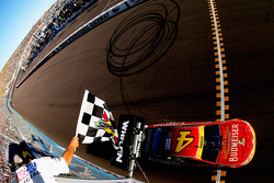 Kevin Harvick, Stewart-Haas Racing Chevrolet takes the win