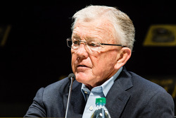 Conferencia de prensa de los contendientes por el campeonato: dueño del equipo Joe Gibbs