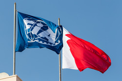 Le drapeau de la FIA flotte sur Bahreïn