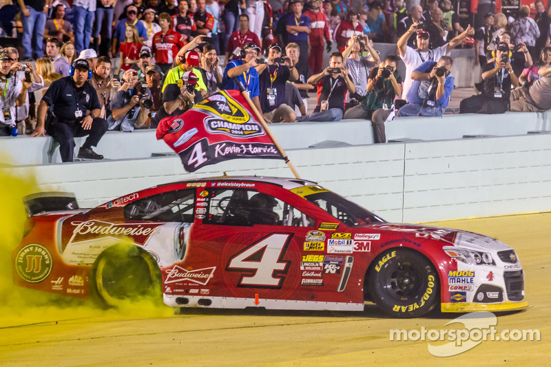 Race winner and 2014 NASCAR Sprint Cup series champion Kevin Harvick, Stewart-Haas Racing Chevrolet 