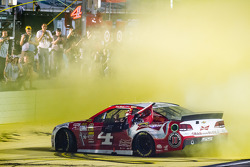 Il vincitore della gara e campione 2014 della NASCAR Sprint Cup 2014 Kevin Harvick su Chevrolet del