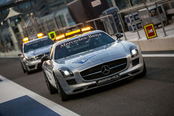 Bernd Maylander, piloto do Safety Car FIA e Alan Van Der Merwe, piloto do carro médico da FIA, deixam a pista