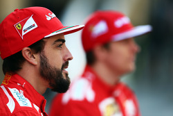 Fernando Alonso et son coéquipier Kimi Räikkönen lors d'une photo d'équipe